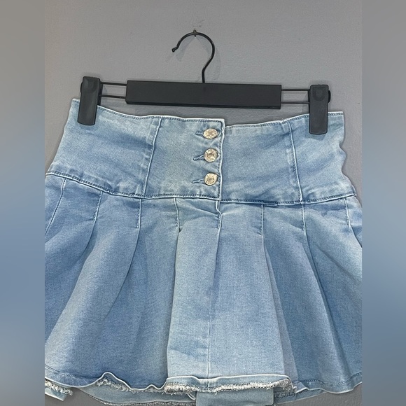 90’s Style Pleated Mini Skirt - Picture 2 of 4